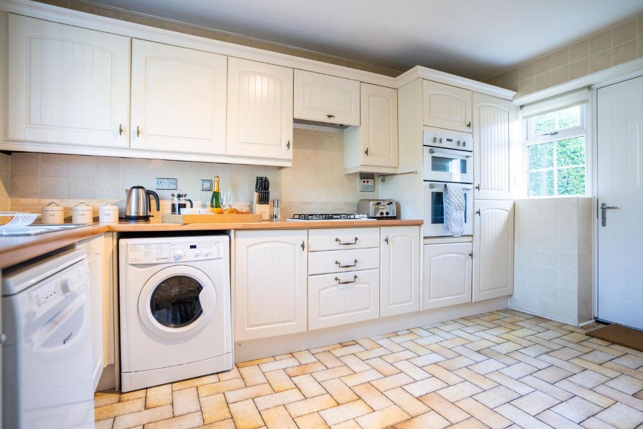 Beautiful Detached Home In Quaint Village Setting Wetherby Exterior photo